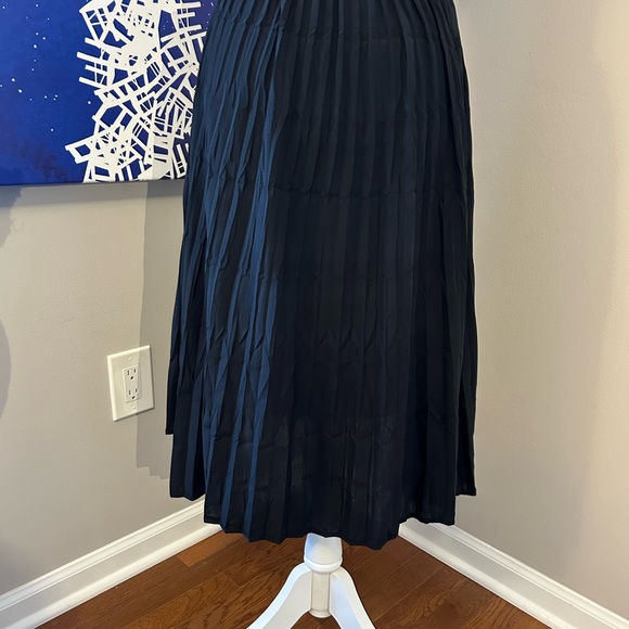 Babette SF longer in back shorter in front crinkle skirt - Picture 4 of 6